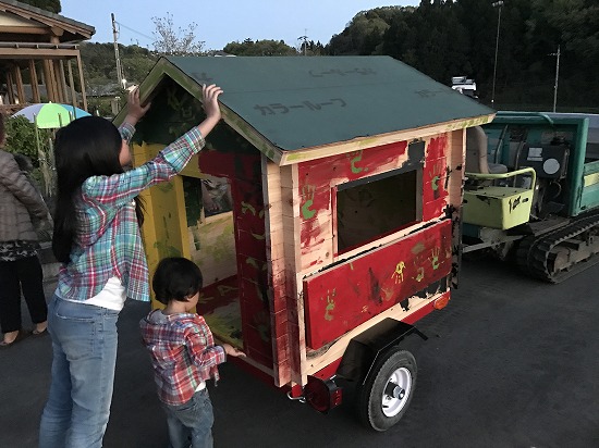 奈良市で小屋づくりを子供達と楽しみました。