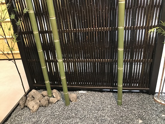 人工の竹です。本物のように見えます。