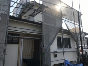奈良市にて吹付塗装工事中画像です。