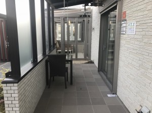 風が爽やかな腰壁ガーデンルーム