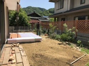 四条畷市にて芝生工事中です。