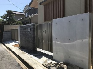 奈良市にてRC風塗装の門柱仕上がりです。